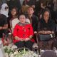 Megawati Antar Kepergian Guruh Soekarnoputra ke Peristirahatan Terakhir, Taburkan Bunga di Pusara Sang Adik